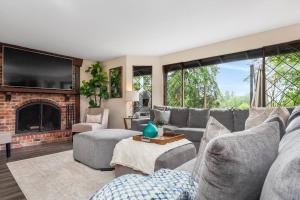 Χώρος καθιστικού στο Peaceful Retreat w Pizza Oven Hottub FirePit Views