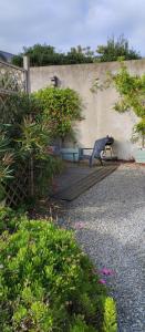 eine Bank auf einem Holzdeck neben einer Wand in der Unterkunft La grange du Manemeur in Quiberon + 2 Fotos