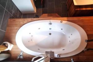 Fotografie z fotogalerie ubytování Appartement de luxe central, avec jacuzzi v destinaci Senningerberg