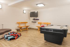 una habitación con mesa de ping pong en Klemensówka, en Krynica-Zdrój 36 fotos más
