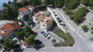 una vista aérea de una casa y una calle en Apartments Villa Astra & Pinija en Brela
