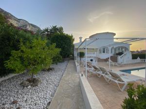 a villa with a swimming pool and a house at Unique villa piscine vue mer et montgo impasse privée in Denia