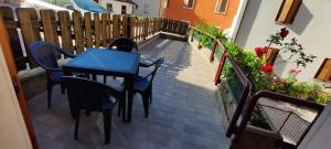 a patio with a table and chairs on a balcony at casa LUCIANER in Molveno