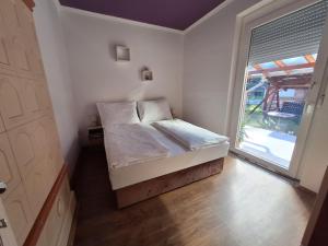 Postel nebo postele na pokoji v ubytování Erdőszéli Apartman