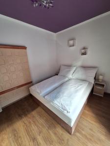 Postel nebo postele na pokoji v ubytování Erdőszéli Apartman