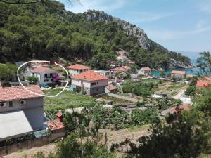 a village on the side of a mountain at Vidoni - apartmani Roza in Zastražišće