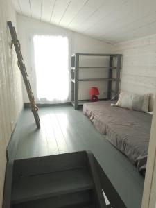 Ένα ή περισσότερα κρεβάτια σε δωμάτιο στο Maison 4 personnes Port La Flotte +12 φωτογραφίες