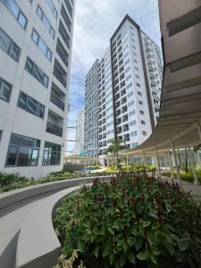 a garden in the middle of a city with tall buildings at Exec 1BR One Manchester Place with pool, beach pass is P 350 pp in Punta Engaño