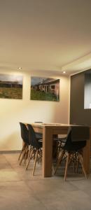 une salle de conférence avec une table et des chaises en bois dans l'établissement Stodoła, à Brenna