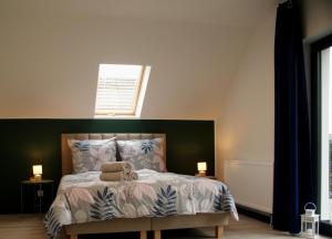 - une chambre avec un lit doté d'une tête de lit verte dans l'établissement Stodoła, à Brenna