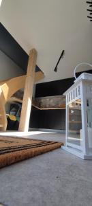 Cette chambre comprend un lit et un plafond en bois. dans l'établissement Stodoła, à Brenna 10 autres photos