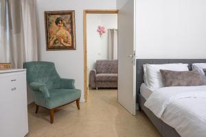 Postel nebo postele na pokoji v ubytování צימר בין ההרים - צימרים כפריים קסומים עם בריכה מחוממת, ג'קוזי ונוף מהמם + 23 fotografií