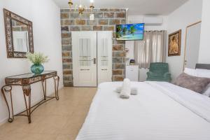 Postel nebo postele na pokoji v ubytování צימר בין ההרים - צימרים כפריים קסומים עם בריכה מחוממת, ג'קוזי ונוף מהמם