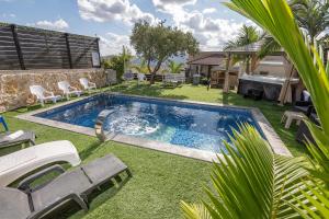 Bazén v ubytování צימר בין ההרים - צימרים כפריים קסומים עם בריכה מחוממת, ג'קוזי ונוף מהמם nebo v jeho okolí