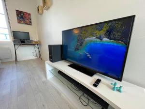 Μια τηλεόραση ή/και κέντρο ψυχαγωγίας στο Beau Studio avec vue sur Mer et parking gratuit