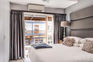 Un dormitorio con una cama grande y una ventana. en Avemore Jan Cats No 5 full backup power, en Stellenbosch