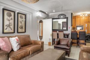 una sala de estar con un sofá y una mesa en Avemore Jan Cats No 5 full backup power, en Stellenbosch