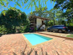 una casa con piscina en un camino de entrada en Hostal Villa San Rafael, en Barichara