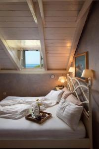 a bed with a tray on it in a room at La scuola di Anna in Babino Polje