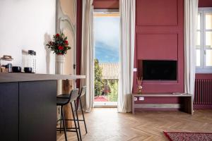 TV a/nebo společenská místnost v ubytování Palazzo Ratti Boutique Rooms