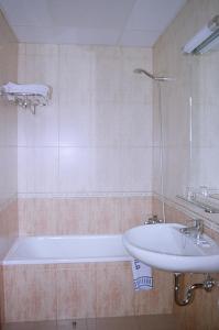 Koupelna v ubytování Hostal Fondevila + 19 fotografií