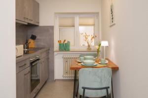 Η κουζίνα ή μικρή κουζίνα στο Einzigartiges Scandi Apartment - Innenstadt mit Parkplatz, Balkon & WLAN +7 φωτογραφίες