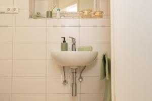 Ένα μπάνιο στο Einzigartiges Scandi Apartment - Innenstadt mit Parkplatz, Balkon & WLAN