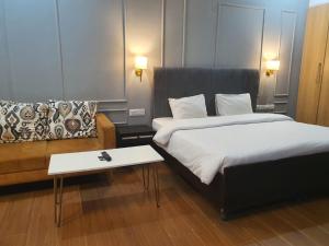 Postel nebo postele na pokoji v ubytování Mallenzo Suites Dlf Phase 1 + 37 fotografií