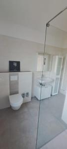 Ένα μπάνιο στο Apartment Villa Brieselang