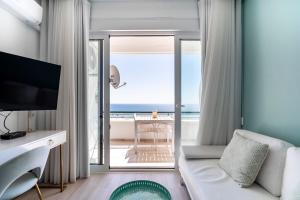 ein Wohnzimmer mit Blick auf das Meer in der Unterkunft Sea Lovers - Sea front - studio apartment in Monte Gordo