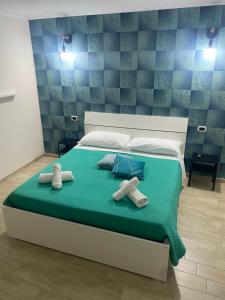 a bedroom with a bed with two towels on it at La Petite Maison in Naples