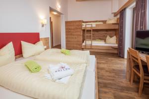 Pokój z łóżkiem z 2 poduszkami w obiekcie Berggasthof Hochzeigerhaus w mieście Jerzens