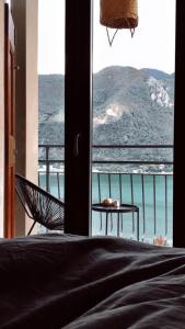 ein Schlafzimmer mit Bett und Meerblick in der Unterkunft Casitamia b&b in Clusane sul Lago