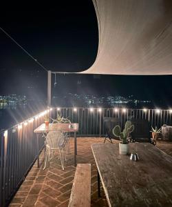 Ein Tisch und Stühle auf einem Balkon bei Nacht in der Unterkunft Casitamia b&b in Clusane sul Lago + 35 Fotos