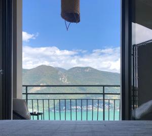 1 dormitorio con vistas al océano y a las montañas en Casitamia b&b, en Clusane sul Lago