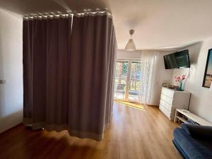 TV a/nebo společenská místnost v ubytování Apartament Jula 1