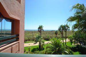 einen Blick vom Balkon eines Hauses mit Palmen in der Unterkunft Las Palmeras SOLMARES in Isla del Moral