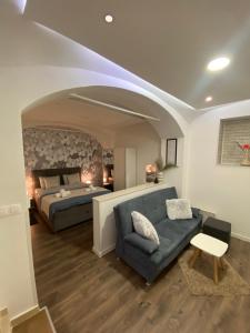 Łóżko lub łóżka w pokoju w obiekcie Apartment Frenki- Tkalčićeva -self check in-free parking