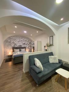 salon z kanapą i łóżkiem w obiekcie Apartment Frenki- Tkalčićeva -self check in-free parking w Zagrzebiu