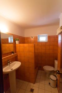 Koupelna v ubytování Hotel Morfeas + 37 fotografií
