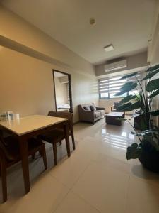 Posezení v ubytování Exec 1br for 6 person One Manchester Place with pool , P 350 beach pass PP