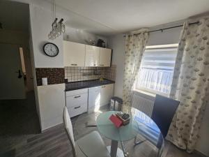 Kuchyň nebo kuchyňský kout v ubytování Schöne vollmöblierte Wohnungen in Kassel - Forstfeld