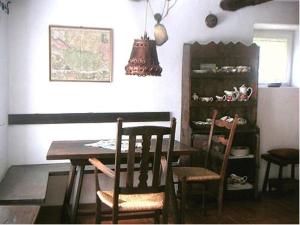 ein Esszimmer mit einem Holztisch und Stühlen in der Unterkunft Casa Giulia in Maggia