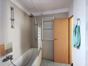 ブカレストにあるColiving WeDiscover Bucharestのバスタブとシャワー付きのバスルーム