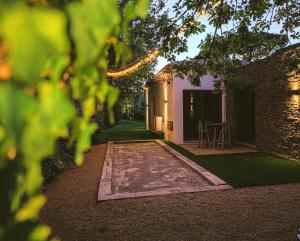 a path leading to a house with a table at Magnifique villa à louer piscine salle de sport in Grimaud