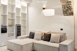 a living room with a couch and a lamp at Il Frantoio, Terre Marine in Corniglia