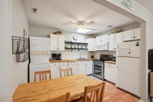 Nhà bếp/bếp nhỏ tại Cozy 2BR Condo - Beachside Bliss with Yard Space condo