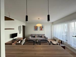 a living room with a couch and a table at Bel appartement Ouest Parisien in Boulogne-Billancourt