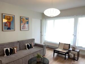 a living room with a couch and a table at Bel appartement Ouest Parisien in Boulogne-Billancourt
