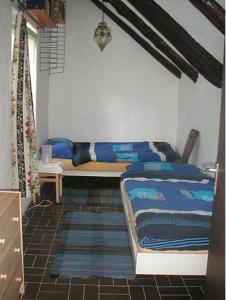 ein Schlafzimmer mit einem Bett in der Ecke eines Zimmers in der Unterkunft Casa Giulia in Maggia
